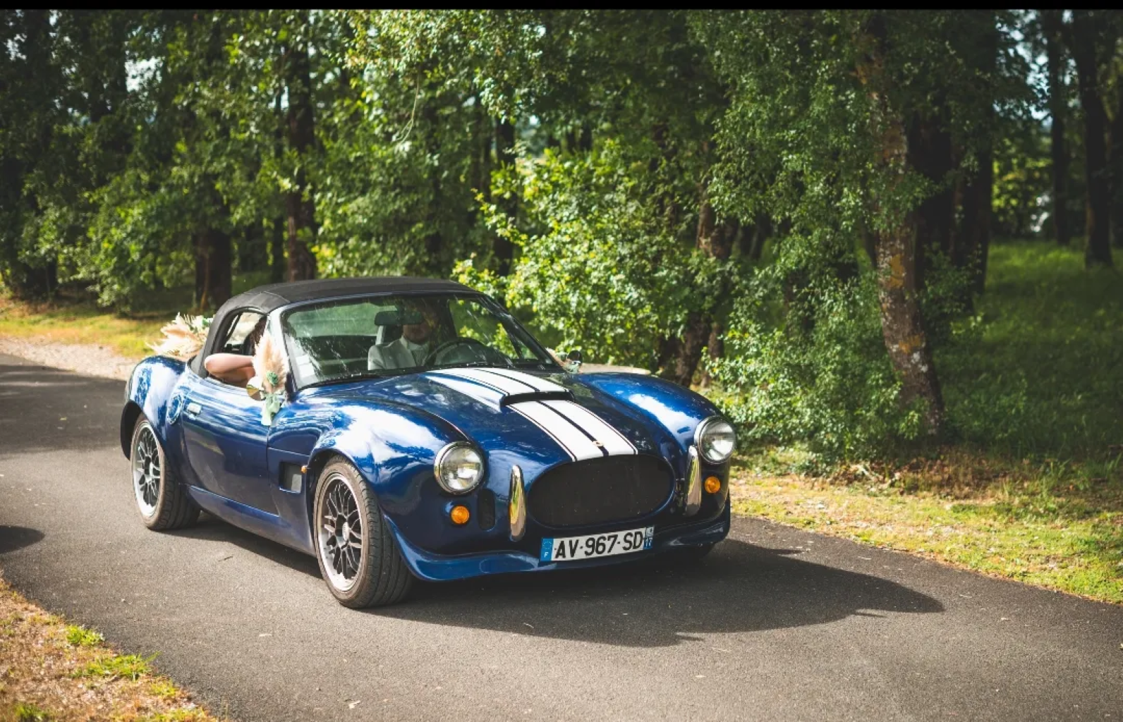 WEDDING IN a classic car